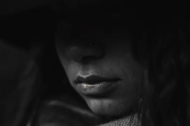 Mujer afectada por maltrato psicológico en la pareja