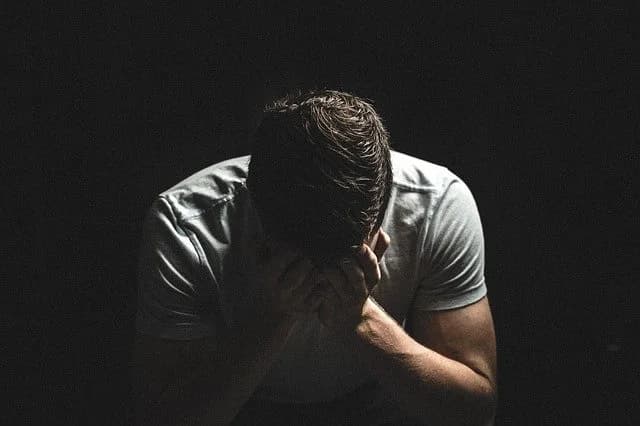 Hombre afectado por maltrato psicológico en pareja