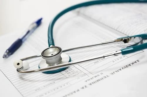 Tribunal médico evaluando incapacidad permanente por depresión